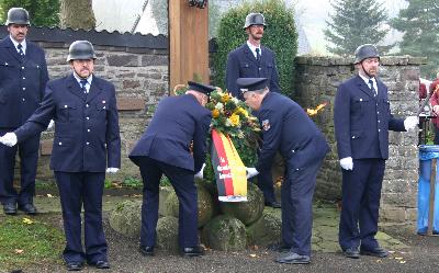 Kranzniederlegung durch die Feuerwehr mit Ehrenwache