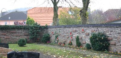 Die Heldengedenkst�tte auf dem Friedhof in Sch�necken