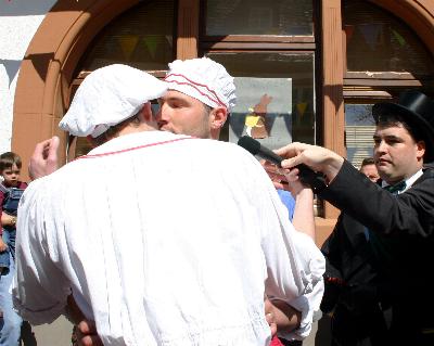 Peter und Martin Weber beim "Bruderkuss"