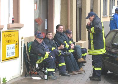 Blick auf die bibbernden Sch�necker Feuerwehm�nner.