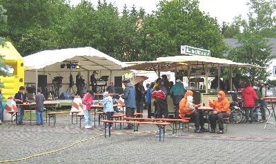 Ein m��ig besuchter Festplatz.