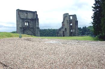 Gel�ndeangleichung auf dem Burghof