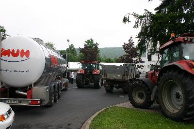 eingekeilte Milchtanklastwagen