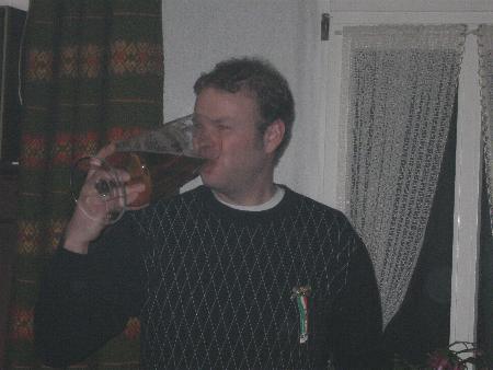 Beim wohlverdienten Schluck Bier nach der Wahl