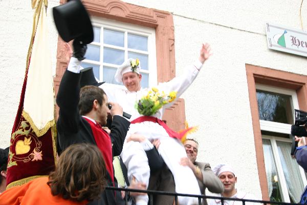 Der Sieger der Eierlage 2010, L�ufer Michael Roderich, er lebe hoch!