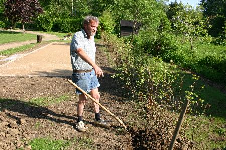 G�rtner Klaus-Peter Geister bei der Arbeit, das Kombi-Spielfeld im Hintergrund