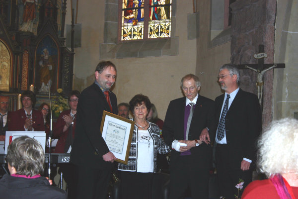 �berreichung der Urkunde durch B�rgermeister Antony