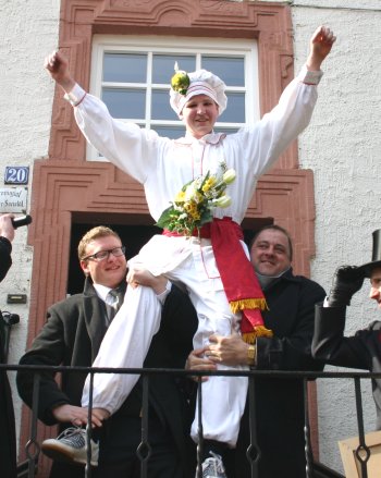 Der Sieger der Sch�necker Eierlage 2013, Markus Alff, er lebe hoch!