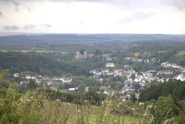 Blick auf einen gro�en Teil der Pr�mer Kalkmulde - im Hintergrund der "Schwarze Mann"